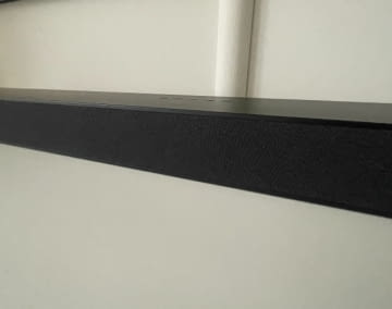 Vorne und seitlich ist die Soundbar mit einem Stoffüberzug ausgestattet