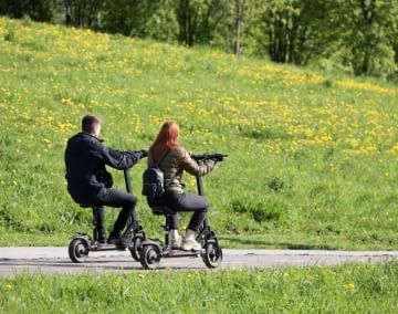 E-Scooter mit Sitz eignen sich besonders für längere Fahrten. Wir verraten welche Modelle die besten sind