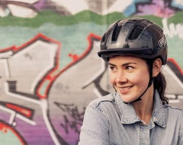 Dieser sportliche Helm eignet sich sowohl für Frauen als auch Männer