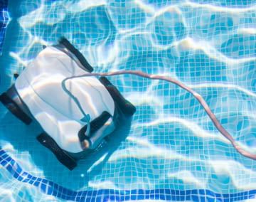 Poolroboter mit Akku reinigen selbständig und effizient sogar während der Nutzung des Pools.