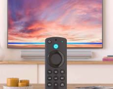 Amazon Fire TV Stick Max mit Wi-Fi 6 Unterstützung stellt einen echten Generationssprung dar. Im Bild die Alexa-Fernbedienung
