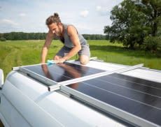 Wer beim Wohnmobil auf Solarenergie setzt, kann seine Bordbatterie etwas entlasten und grüne Energie selbst erzeugen