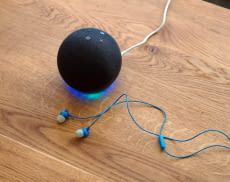 Echo Dot 4 mit Kopfhören
