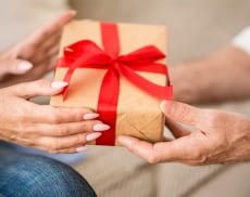 Ältere Menschen haben besondere Bedürfnisse, die bei der Geschenkewahl beachtet werden sollen