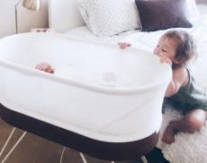 Babys können mit dem SNOO Schlafbett besser und länger schlafen