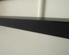 Vorne und seitlich ist die Soundbar mit einem Stoffüberzug ausgestattet