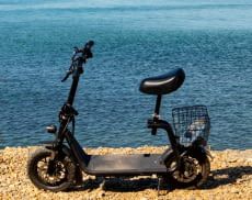 E-Scooter mit Sitz sind gute Alltagsbegleiter, aber auch im Urlaub kommen sie dank praktischem Klappmechanismus zum Einsatz.