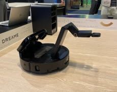 Auch Dreame hat auf der CES 2025 einen Saugroboter mit Greifarm vorgestellt. Einen Namen hat das Modell noch nicht