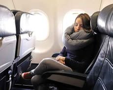 Das Huzi Infinity Pillow macht auch enge Sitze zu komfortablen Schlafoasen
