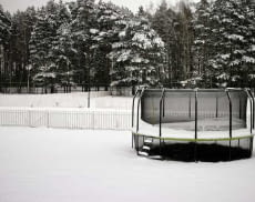 Trampolin im Winter
