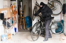 Wird das Fahrrad aus einem geschlossenen Raum entwendet, greift die Hausratsversicherung. Die meisten Räder werden aber auf der Straße gestohlen