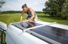 Wer beim Wohnmobil auf Solarenergie setzt, kann seine Bordbatterie etwas entlasten und grüne Energie selbst erzeugen