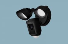 Ring bietet seine Floodlight Cam in weißer oder schwarzer Ausführung an