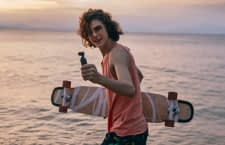 Mit der Mini-Gimbal-Kamera DJI OSMO POCKET gehören verwackelte Strandbilder der Vergangenheit an