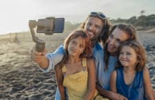 Der Smartphone Gimble DJI OSMO MOBILE 3 sorgt für verwacklungsfreie Bilder und Videos