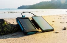 Ein Solar-Ladegerät ist ideal für Camper, Wanderer oder Beachfans
