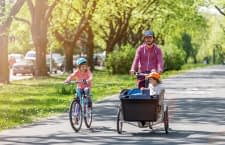 Insbesondere für Familien mit Kindern eignen sich Lastenfahrräder als umweltschonendes, flexibles Fortbewegungsmittel