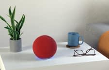 Wer einen roten Amazon Echo 4 kauft, fördert Hilfesprojekte