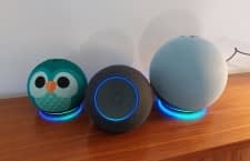 Die beiden Echo Dots (links) sind deutlich kleiner als Amazon Echo 4