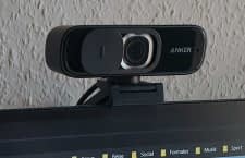Anker PowerConf C300 Webcam mit angebrachter Objektiv-Schiebeklappe für mehr Datenschutz
