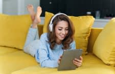 Audible bietet eine riesige Auswahl an Hörbüchern und kostet gar nicht mal soviel