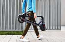 Kompakte Maße und geringes Gewicht ermöglichen den einfachen Transport des Elektro-Cityrollers