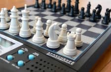 Ein Schachcomputer ermöglicht auch ohne menschliche Mitspieler spannende Wettkämpfe
