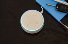 Der Echo Lautsprecher leuchtet blau, wenn Alexa zuhört und Anfragen bearbeitet