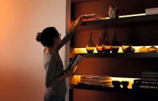 LightStrips setzen Möbel und Lieblingsobjekte durch indirekte Beleuchtung stimmungsvoll in Szene