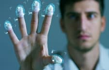 Bei einem Fingerprint Türöffner sollten Nutzer stets mehrere Fingerabdrücke einspeichern