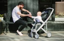 Ein starkes Team: Vater und Sohn beim Ausflug mit dem Kinderwagen