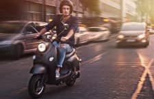 Mit dem Unu E-Roller ist man dank recycelbarem Akku besonders umweltfreundlich unterwegs