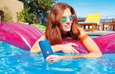 Der Bluetooth-Lautsprecher JBL Flip 4 fühlt sich auch kürzere Zeit im Wasser wohl