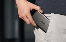 Anker PowerCore II Slim 10000 passt dank flacher Bauweise in so gut wie jede Tasche