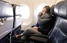 Das Huzi Infinity Pillow macht auch enge Sitze zu komfortablen Schlafoasen