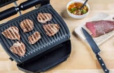 Perfektes Branding gelingt mit den OptiGrills von Tefal kinderleicht. Hier: Steaks auf dem OptiGrill Smart