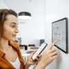 Frau bedient Smart Panel