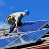 Eine große Solaranlage auf dem Dach darf nur vom Profi installiert werden