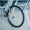 Diesen Anblick fürchten die meisten Radbesitzer: Das Fahrrad ist gestohlen, übrig bleiben ein Reifen und ein Schloss