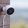 Die Outdoor Überwachungskamera von Nest bewacht zum Beispiel den Garten