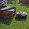 Wir haben für unseren Test eine Mähroboter Garage aus Holz gekauft