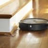 Der iRobot Roomba j7 Saugroboter orientiert sich per Kamera